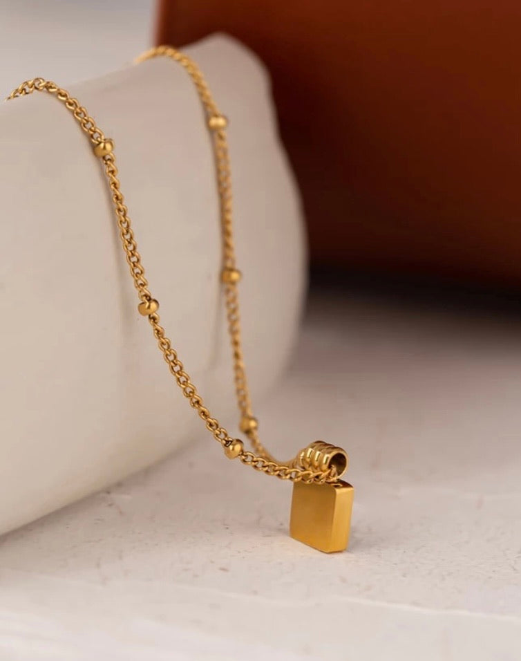 Gold and Green Agate Necklace - www.sparklingjewellery.com